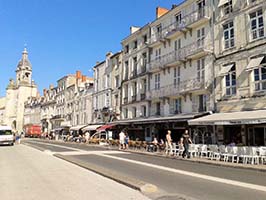 Des restaurants et des cafés juste sous l'hôtel