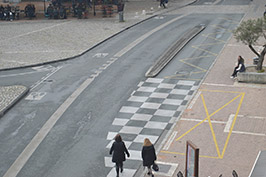 Des places dépose-minutes devant l'hôtel