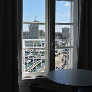 Vue d'une chambre de l'hôtel côté port